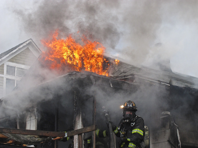 Feuerwehrleute im Löscheinsatz