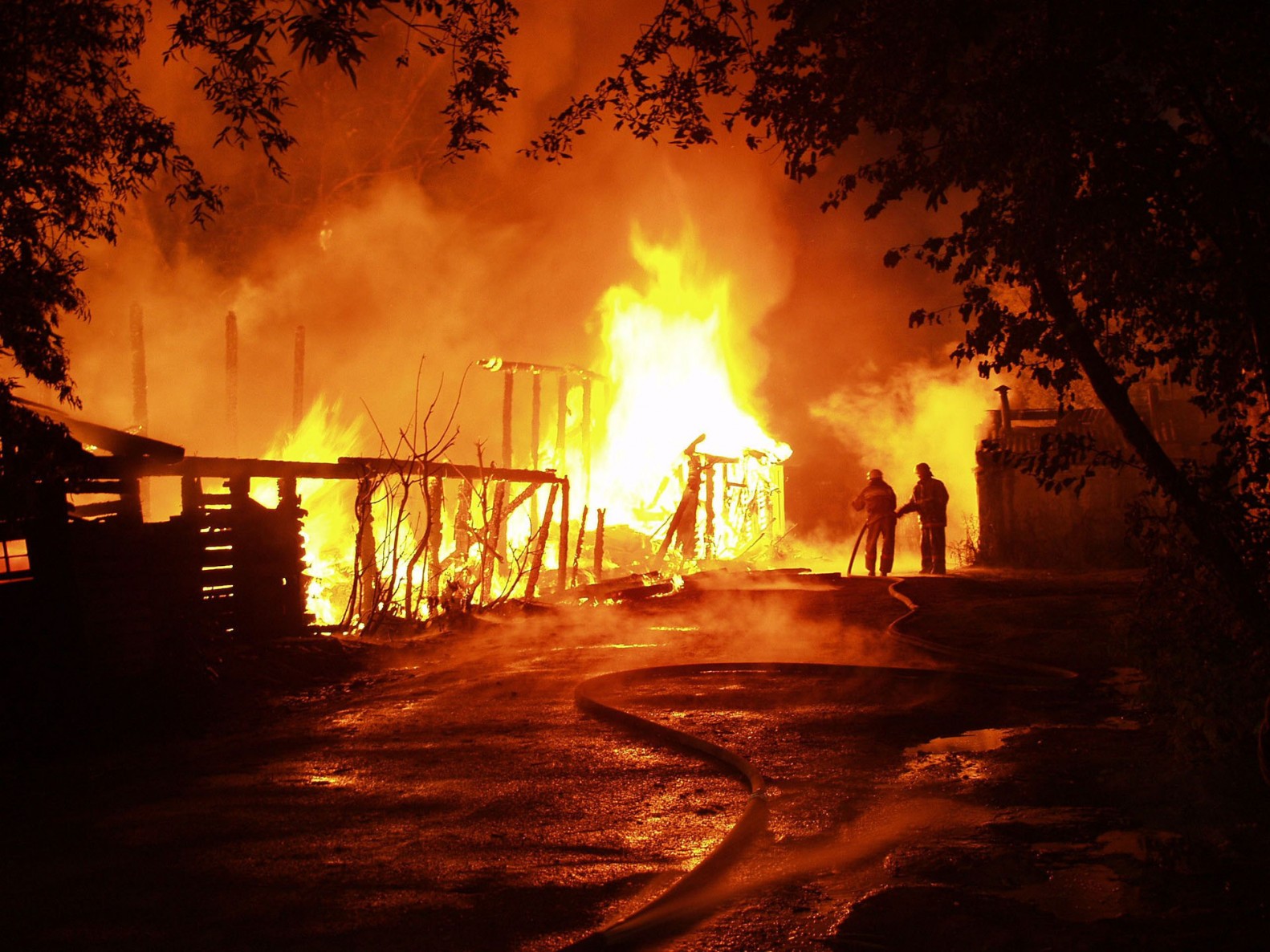 Feuerwehreinsatz bei Nacht